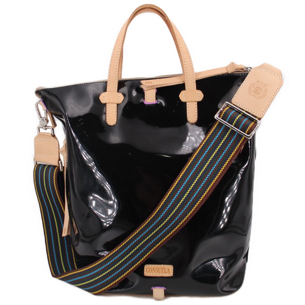 Rita sling crossbody negra brillante con correa rayada multicolor y hebilla