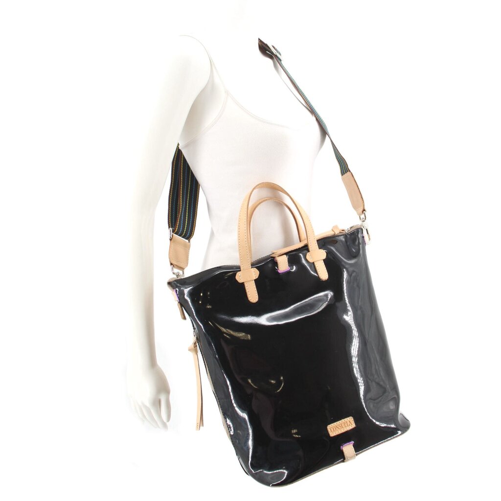 Rita sling crossbody negra con correa ajustable y herrajes metálicos