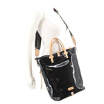Rita sling crossbody negra con correa ajustable y herrajes metálicos