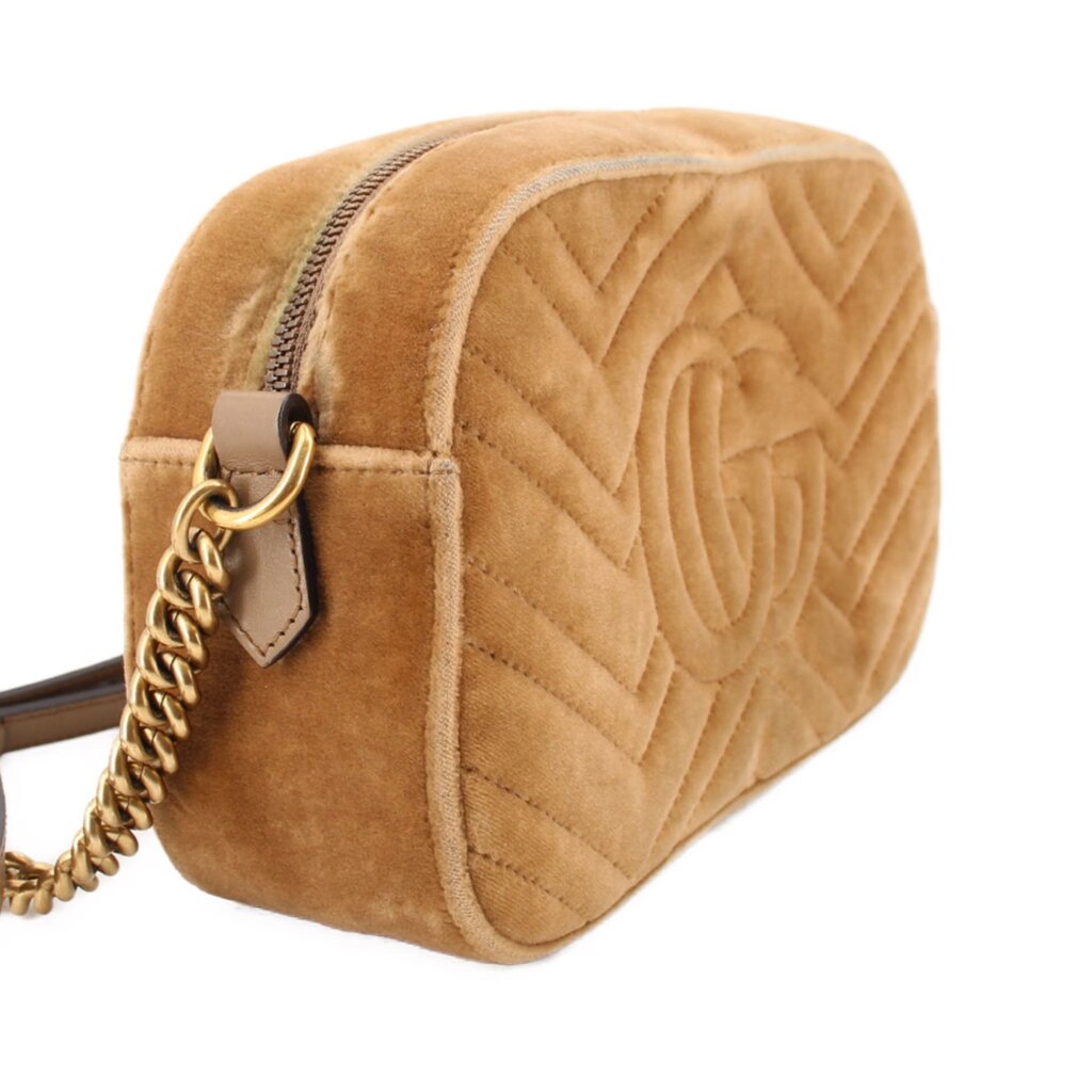 Braune Velvet-Crossbody mit Kettenzug am Reißverschluss, seitlicher Blick