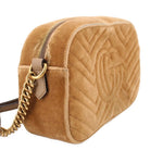 Braune Velvet-Crossbody mit Kettenzug am Reißverschluss, seitlicher Blick