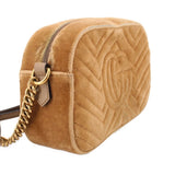 Braune Velvet-Crossbody mit Kettenzug am Reißverschluss, seitlicher Blick