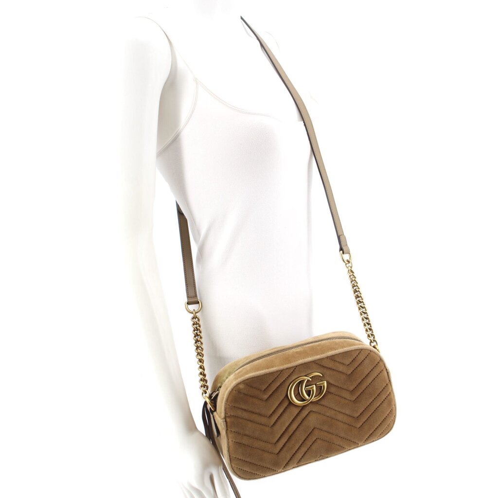 Braune Marmont Velvet Crossbody am Ketten- und Lederriemen, GG vorn sichtbar