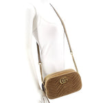 Braune Marmont Velvet Crossbody am Ketten- und Lederriemen, GG vorn sichtbar