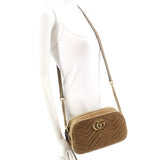 Braune Marmont Velvet Crossbody am Ketten- und Lederriemen, GG vorn sichtbar