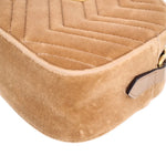 Innenansicht der braunen Marmont Velvet Crossbody mit Futterfalten