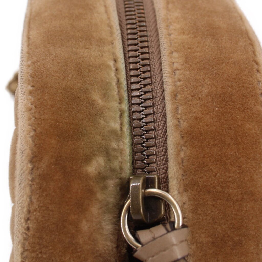 GUCCI velvet crossbody bag in brown, close-up of zipper pull and ring