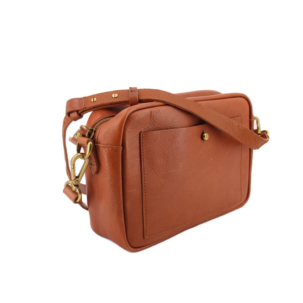 Braune Crossbody-Tasche mit breitem Trageriemen und goldfarbenen Kettenhaken