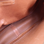 Innenansicht der braunen Crossbody mit genähter Trennwand und Umrandungsnaht