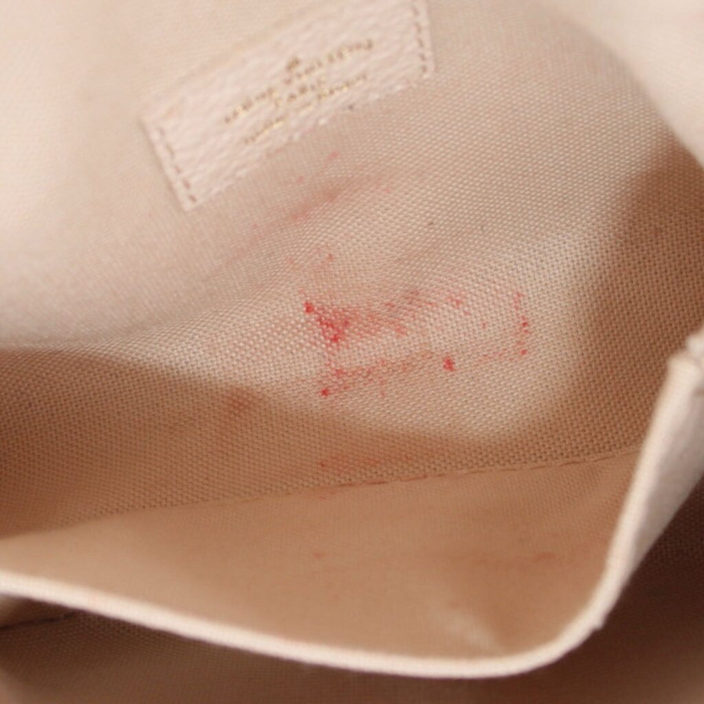 Micro Pochette Metis interior lining: cream fabric with small red speck pattern