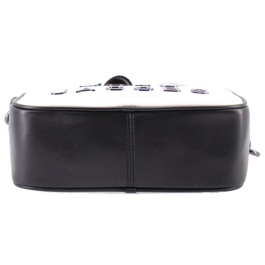 Black back panel of the two-tone camera crossbody bag with top zipper