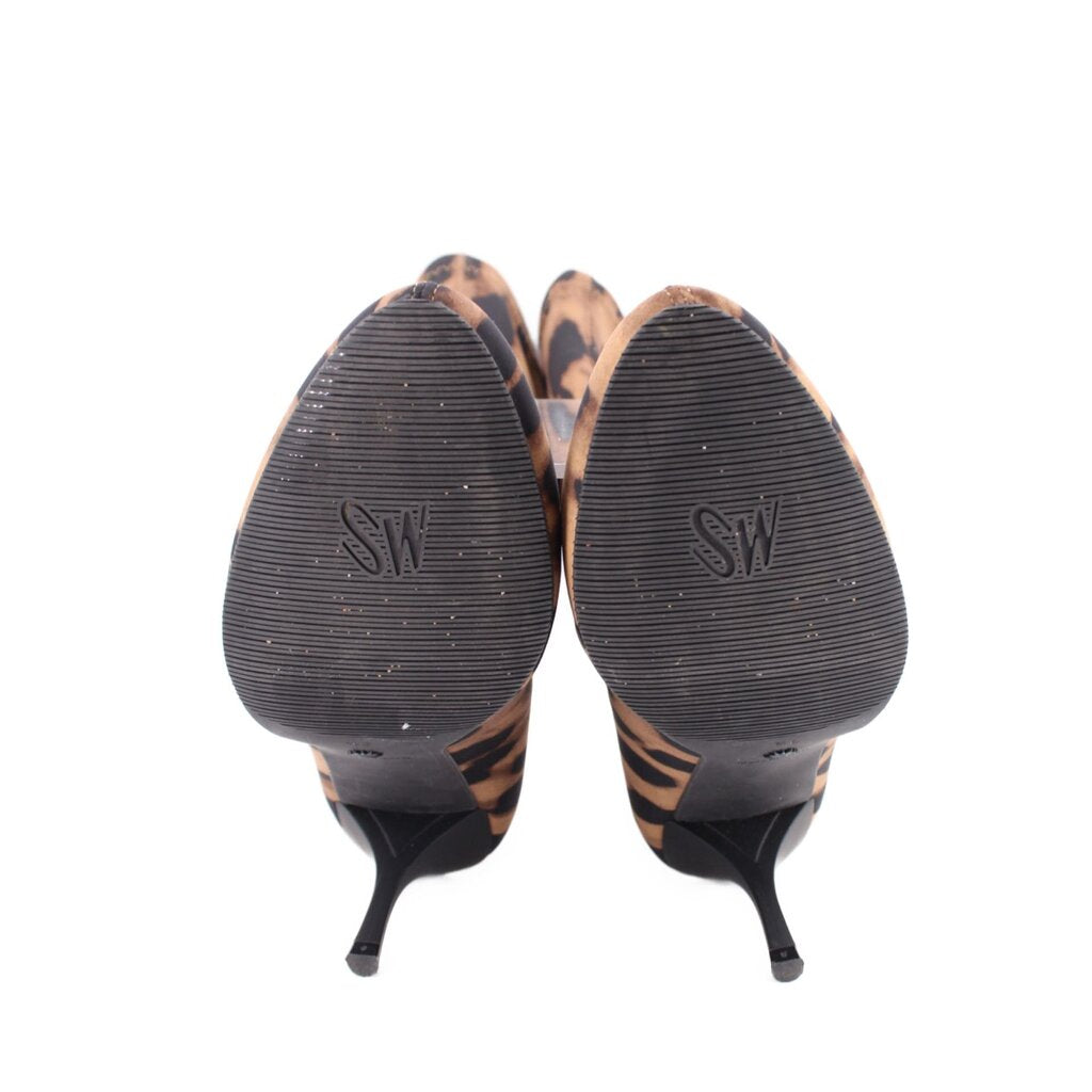 Heels and soles of brown leopard-print ankle booties