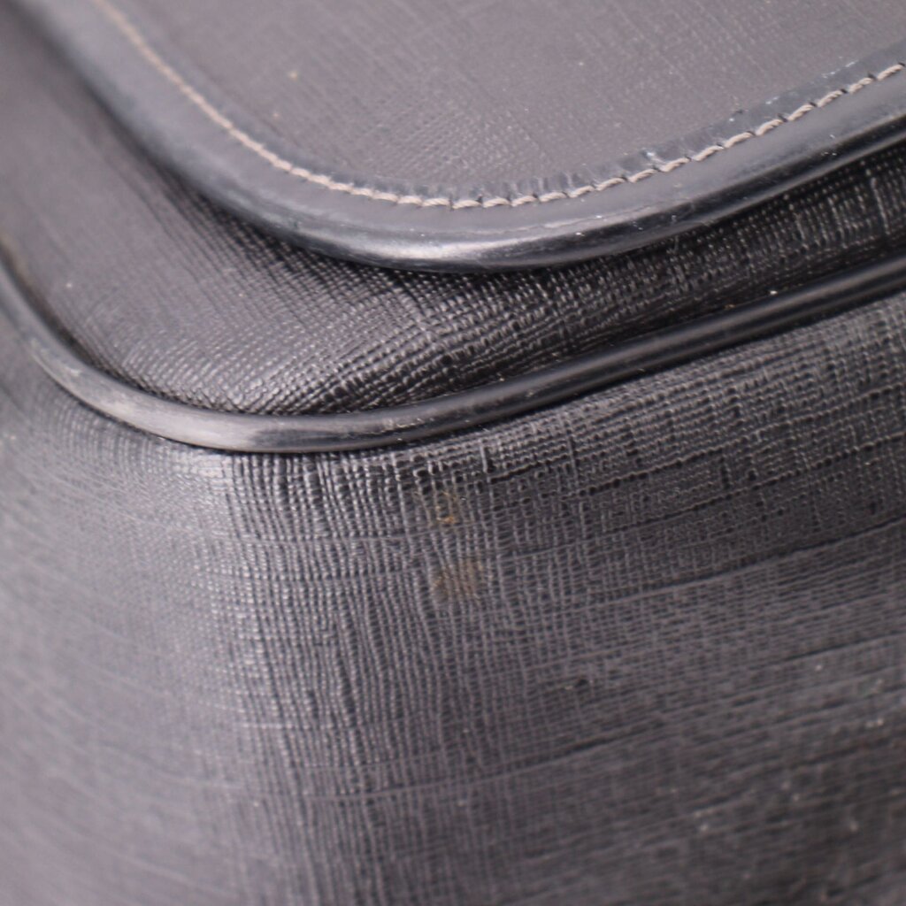 GUCCI messenger crossbody bag close-up of corner seam and curved edge