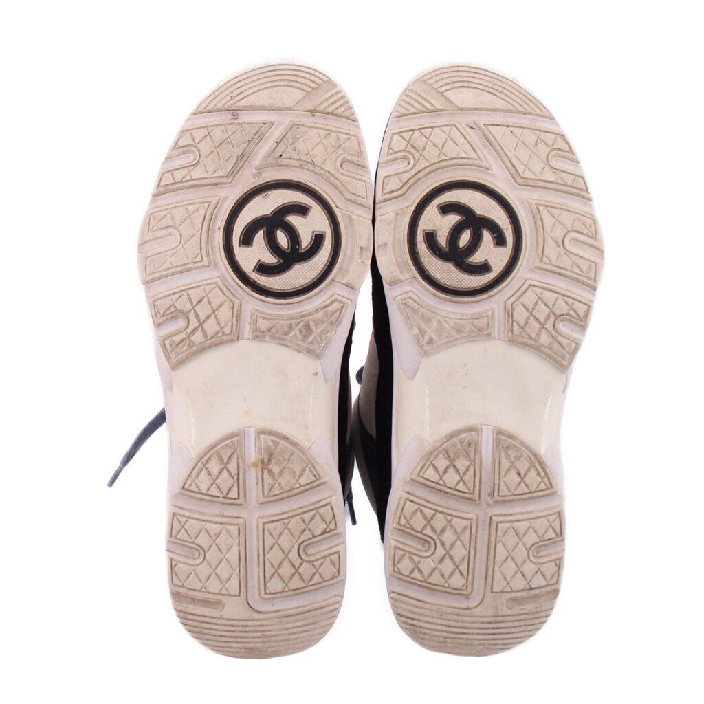 Suede trainer sneakers outsole with patterned tread and circular CC logo