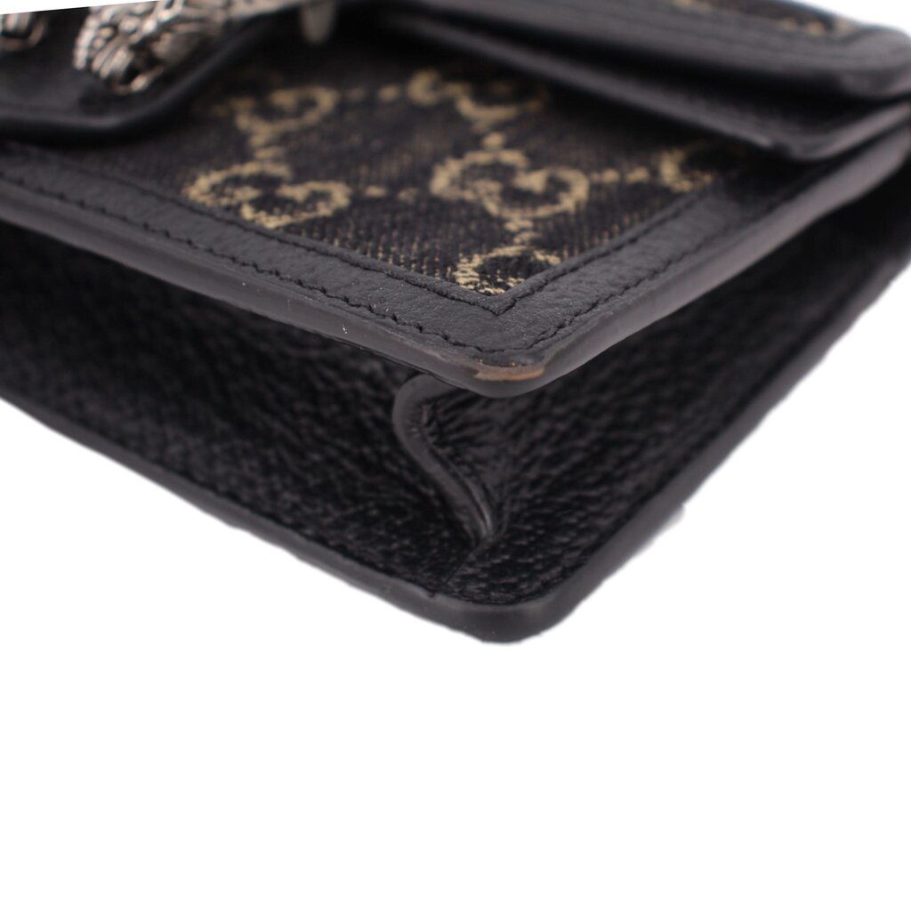 Corner close-up with GG jacquard lining and black leather edge trim