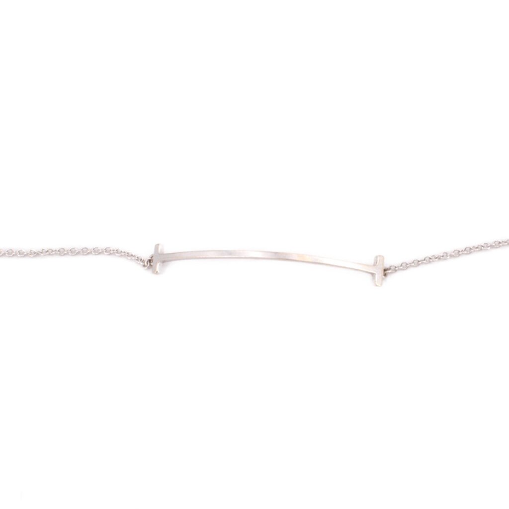 Close-up of white gold bracelet bar centerpiece on fine chain