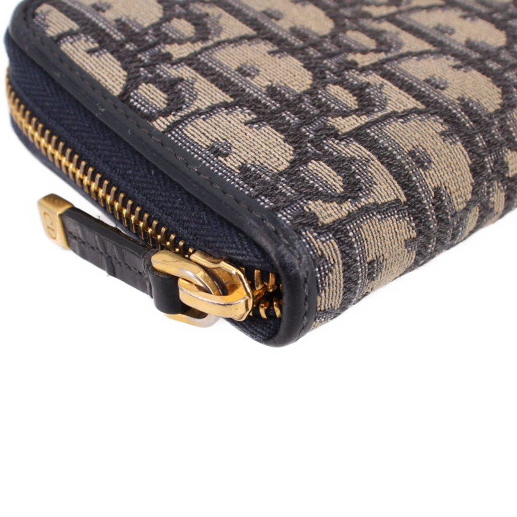 CHRISTIAN DIOR long zip wallet corner close-up, Dior Oblique monogram with gold hardware