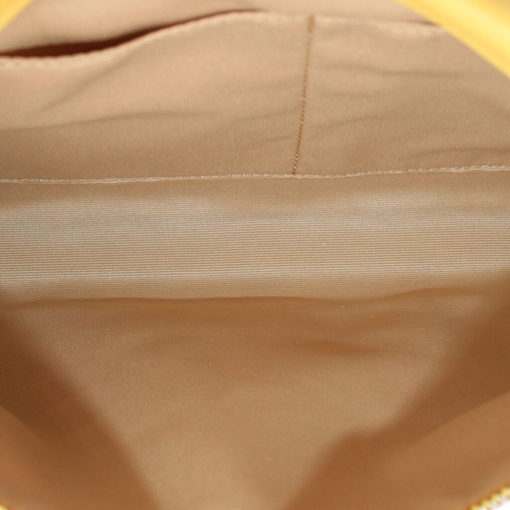 Innenfutter der gelben Bleecker Clutch mit sichtbaren Nähten