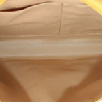 Innenfutter der gelben Bleecker Clutch mit sichtbaren Nähten