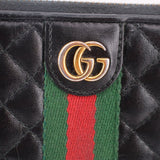 GG logo plaque on black quilted leather with green and red Web stripe, close-up.