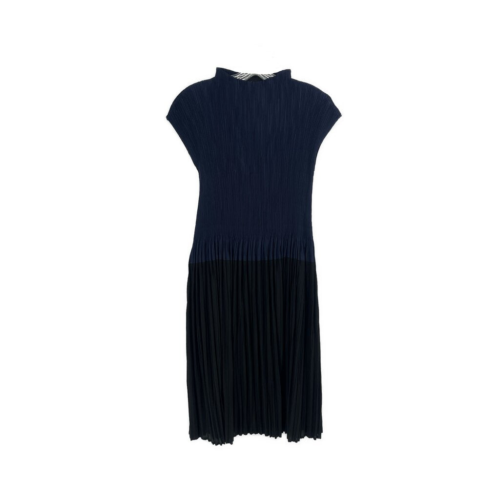Pleated short-sleeve dress in dark navy and black