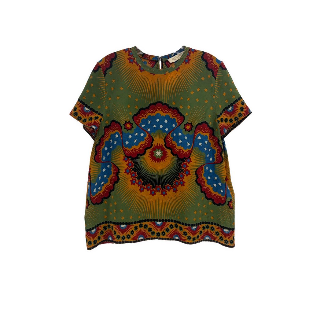 Printed top in green with multicolor folk-style central design and short sleeves