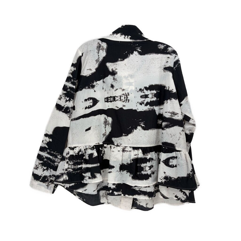 Black and white abstract print long-sleeve top with curved hem and back yoke