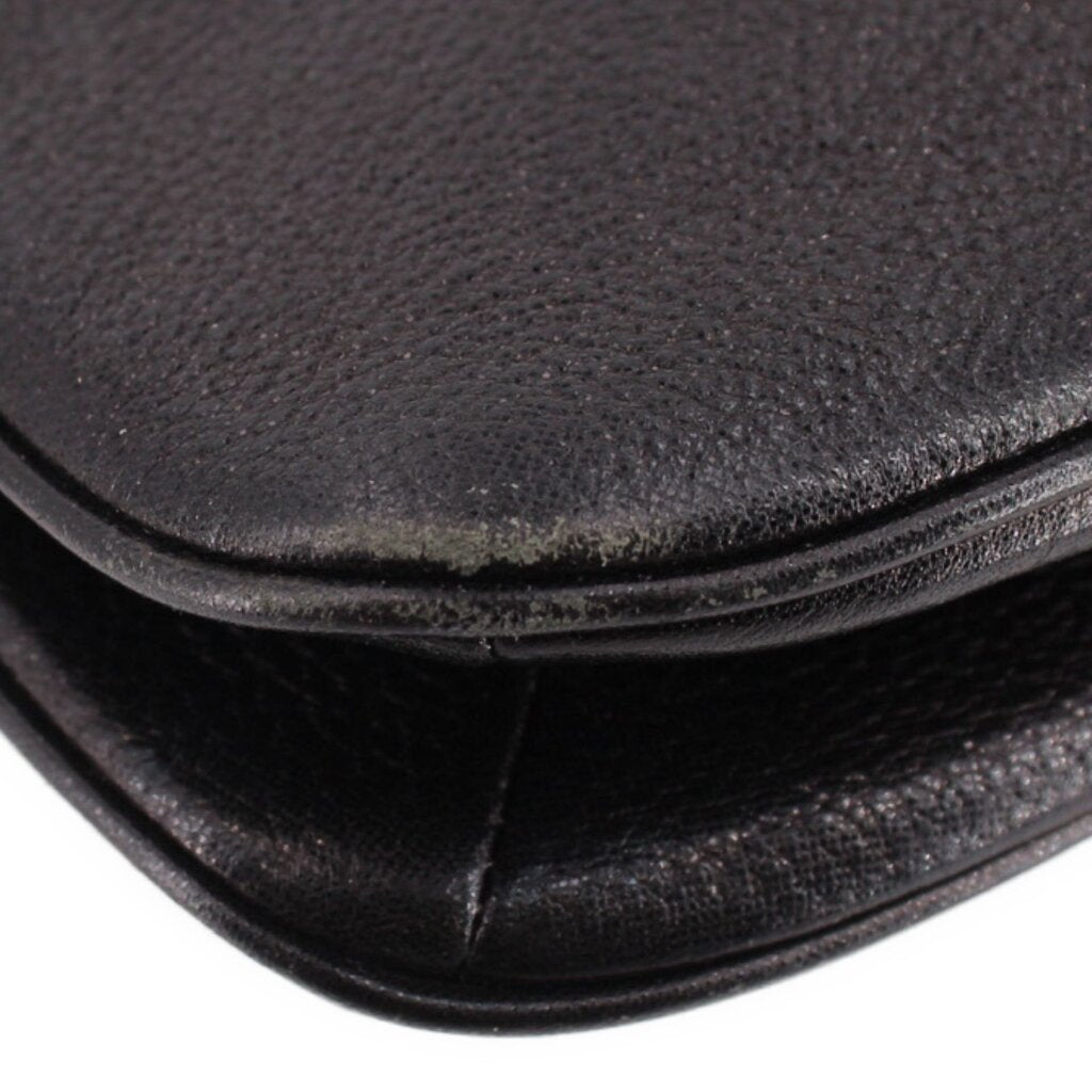 KATE SPADE AUBURN PLACE Cordelia black crossbody bag corner close-up with curved seam.