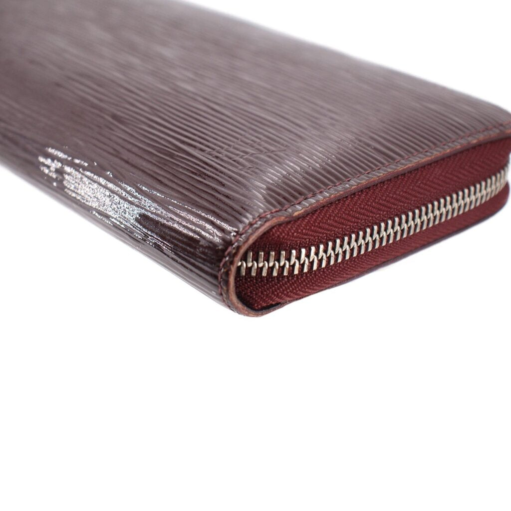 Epi zip wallet close-up, burgundy leather edge and silver zipper teeth