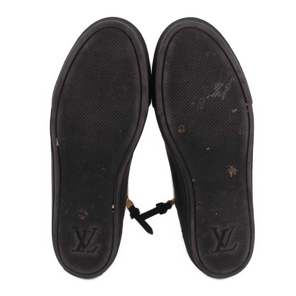 LOUIS VUITTON sneaker soles with textured grip and embossed logo on heel