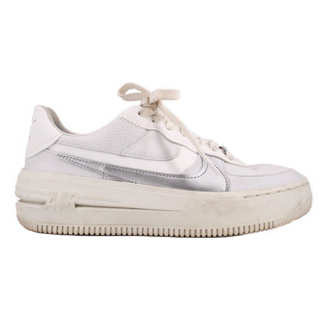 NIKE Air Force 1 PLT.AF.ORM sneakers, white leather, side view, gray swoosh, chunky platform sole