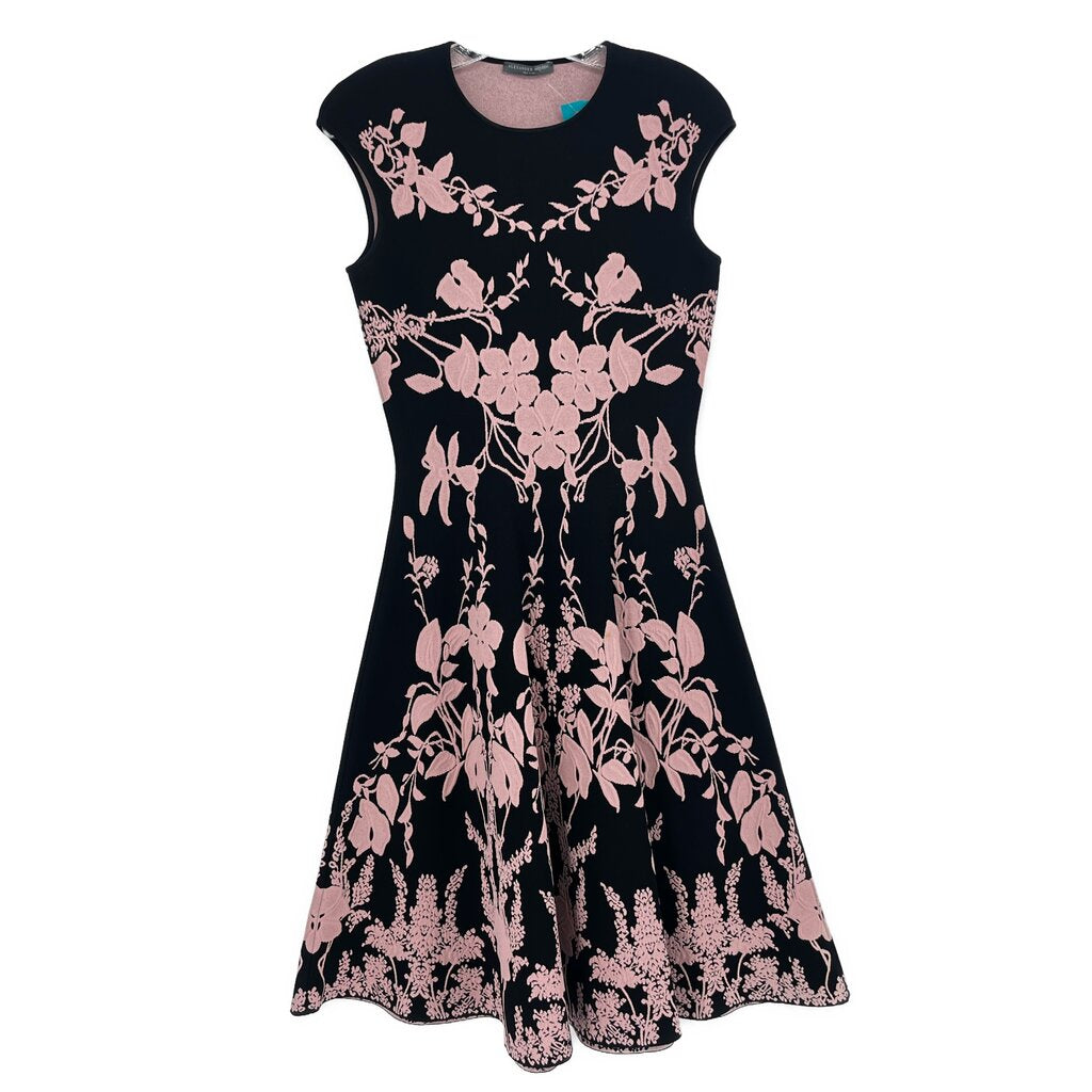 ALEXANDER MCQUEEN black floral print cap-sleeve dress with flared skirt