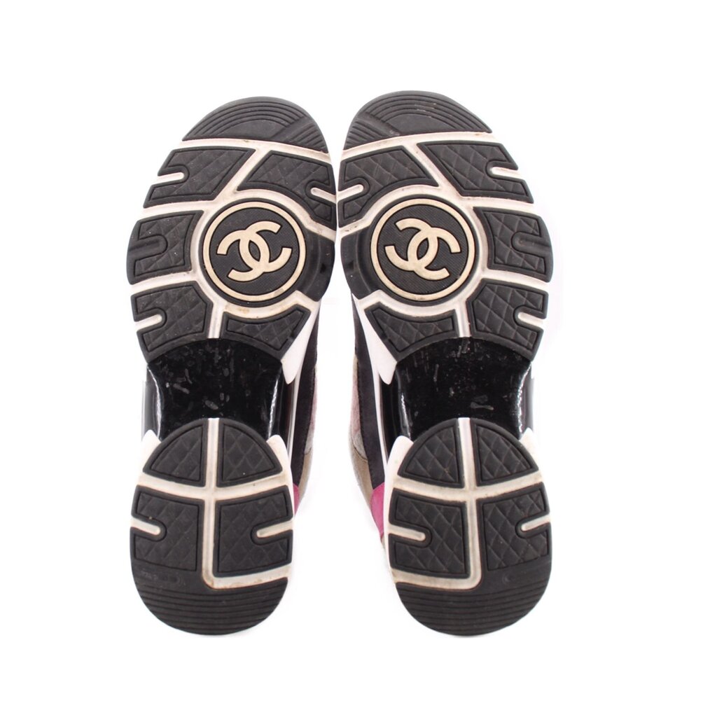 CHANEL sneakers outsole view with tread pattern and CC logo