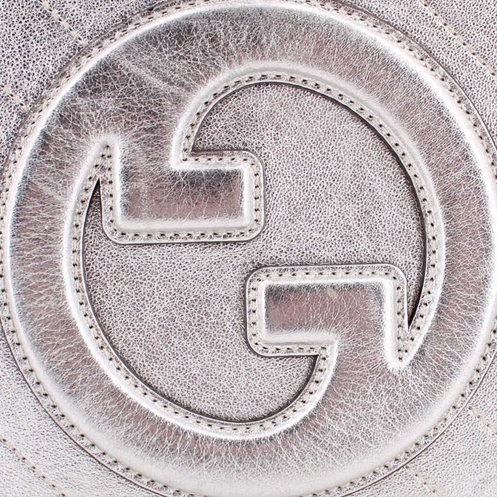 GUCCI Blondie silver leather bag logo close-up