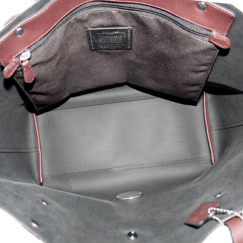 Coach market tote interior with gray lining and zip pocket