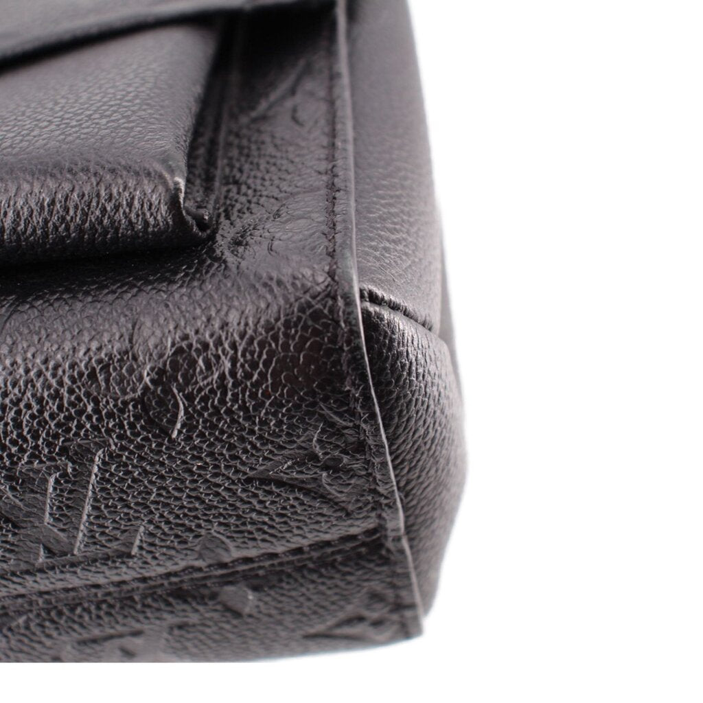 Close-up of the black leather corner and stitching on the LOUIS VUITTON Vavin PM bag